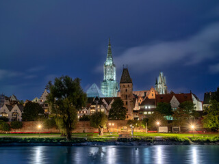 Naklejka premium Blick auf das Ulmer Münster mit Donau bei Nacht, Ulm, Baden-Württemberg, Deutschland