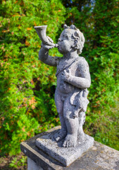 Fröhliche Steinskulpturen im Schlosspark Höhenried, Bernried, Bayern, Deutschland