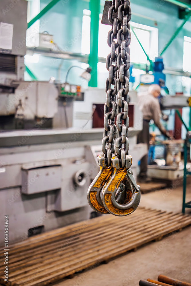 Aufkleber lifting device with heavy hooks ready for use in an industrial workshop environment