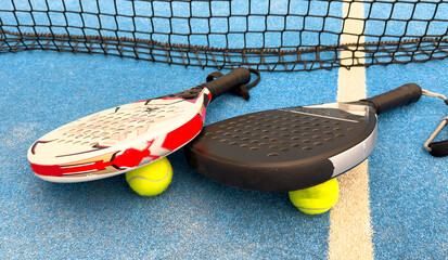  paddle rackets on the playing court