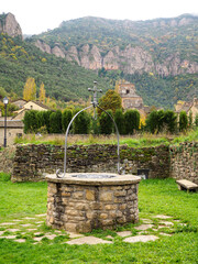Pozo de agua con iglesia rom&aacute;nica en Huesca. Santa Cruz de la Ser&oacute;s