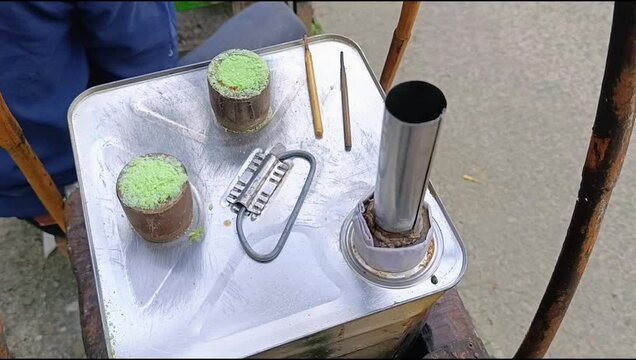 The process of making traditional Indonesian cakes that are popular in Java. These cakes are made from sticky rice filled with liquid brown sugar, then cooked using a bamboo mold called putu