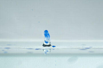 farbe tropfen wasser blau