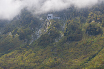 黒部平からみた大観峰と立山ロープウェイ
