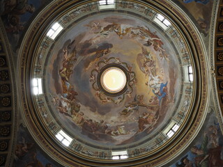 Interno chiesa in Umbria. Architettura religiosa.