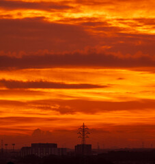 朝焼けの雲と鉄塔