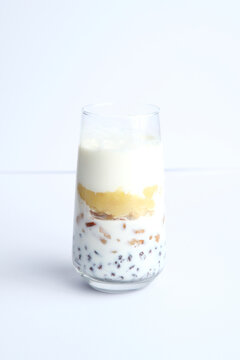 Che Chuoi- Banana tapioca pudding served in a glass.
