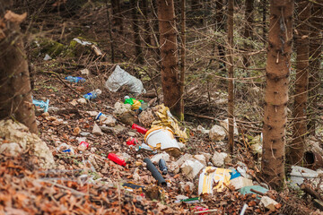 Obraz premium Litter scattered in a forest area, showing pollution in nature.