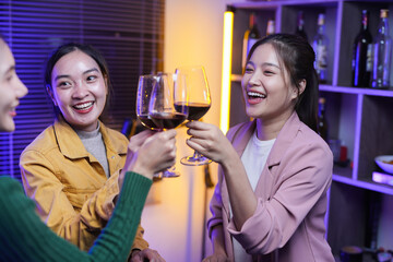 Friends are celebrating at a party, nightclubs are raising wine glasses to celebrate friendship.