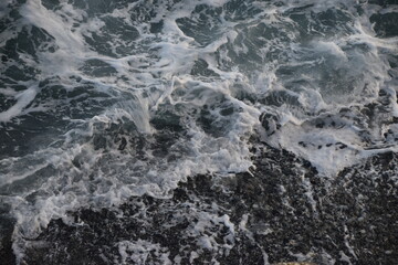 Mare calmo con onde leggere che accarezzano la riva, un panorama di pura pace.

English:
Calm sea with light waves caressing the shore, a view of pure peace.