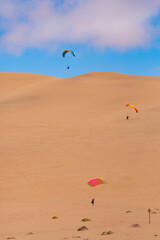 Paragliding auf den Namib Dünen in der Nähe von Swakopmund