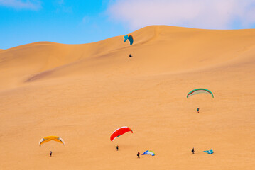 Paragliding auf den Namib Dünen in der Nähe von Swakopmund, Namibia