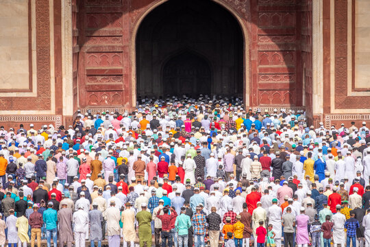 Muslims prayers at the Taj Mahal Mosque