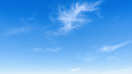 Obraz premium blue sky with a few clouds. clear and bright, and the clouds are scattered throughout. Scene is peaceful and serene