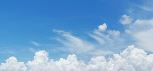 Obraz premium The sky is blue with a few clouds scattered throughout