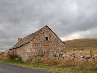 un buron dans la campagne de l Aubrac
