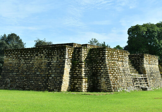 Pir&aacute;mide de piedra en la ruinas de Iximch&eacute;, ciudad antigua en Guatemala. Toma horizontal.
