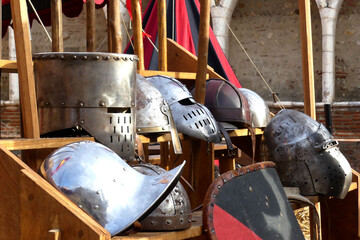 accumulation de casques médiévaux sur une étagère