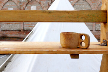 Tasse médiévale en bois posée sur une étagère