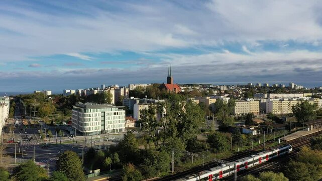 Gdynia miasto. Widok dzielnicy Wzg&oacute;rze św. Maksymiliana od strony Działek Leśnych. W tle Park Centralny. 