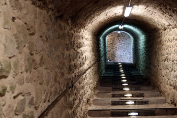 passage sombre fait de pierres
