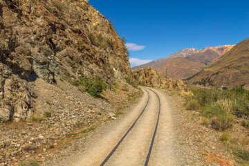 Vías de tren sobre las montañas