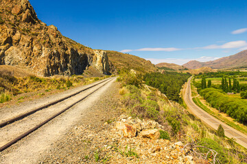 Donde se cruzan las vías y la carretera