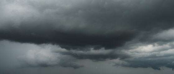 Obraz premium Overcast sky with dark clouds. Dark sky before a thunder-storm. The gray cloud background before rain.