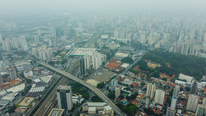Visão aérea do bairro da barra funda na cidade de são paulo, sp, brasil em um dia de neblina em...
