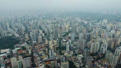 Obraz premium Visão aérea de neblina na cidade de são paulo, sp, brasil