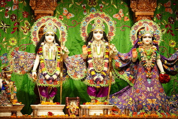 Fototapeta premium statues of rama sita and lakshaman in vibrant attire