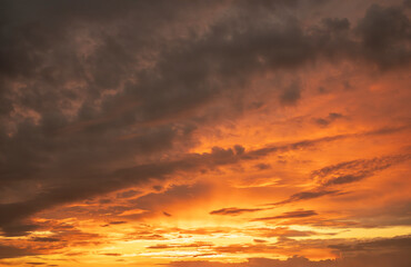 Obraz premium Contrasting sky with clouds at sunset.
