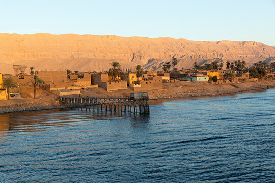 Pueblo a orillas del r&iacute;o Nilo, Egipto.