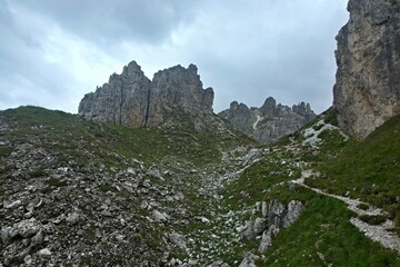 Obraz premium Austrian Alps - view from the footpath on the ascent to the top of Elfer in Stubai Alps