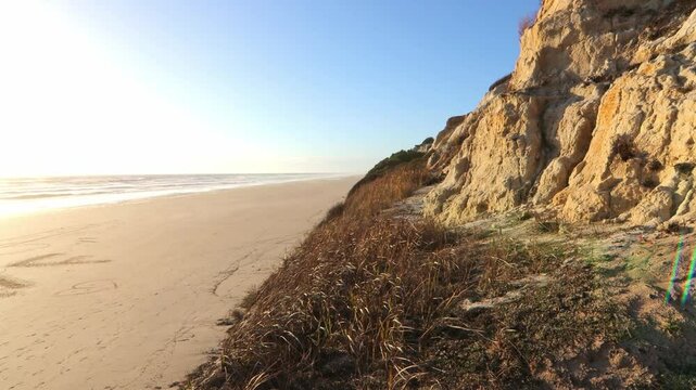 Cuesta Maneli beach is located in a very unique environment, the El Asperillo fossil dune system, located within the Do&ntilde;ana Natural Park between the towns of Matalasca&ntilde;as and Mazag&oacute;n.