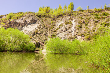 Reflejos de los cerros en el agua
