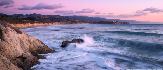 Obraz premium The ocean is calm and the sky is a beautiful pink color