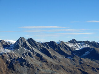 links die Totenkarspitze 3133m und rechts die Panargenspitze 3117m in der Venedigergruppe am Panargenkamm