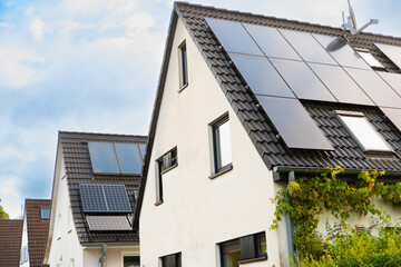 Solarpanele und Solarthermie auf dem Dach eines Einfamilienhaus in Essen, Deutschland
