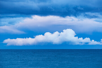 Obraz premium Amazing sunset sky above the sea surface.