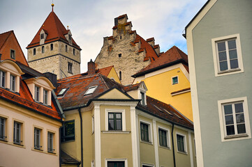 Obraz premium Colorful old buildings and stone tower in Regensburg Germany