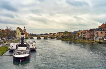 Obraz premium Stone bridge and steamboat cityscape in Regensburg Germany