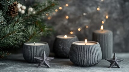 お祝いの室内装飾として、棚にキャンドルと常緑の枝を置いた居心地の良いクリスマスの構図