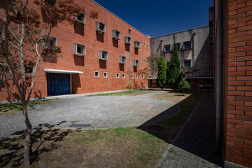 Detalhe prédio de apartamentos moderno com céu azul