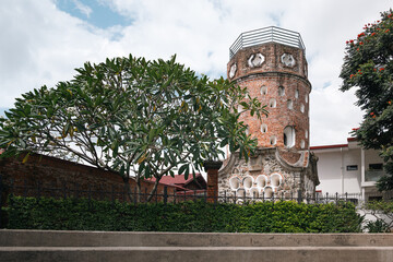 El Fortín de Heredia, icónica torre de ladrillo en el centro de Heredia, Costa Rica. Patrimonio cultural, símbolo de la ciudad y atractivo turístico en un entorno urbano. © Mario