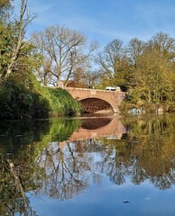 Obraz premium Brücke spiegelt sich im Alsterkanal Stadtpark Hamburg