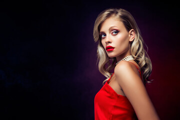 Naklejka premium Photo of attractive model hollywood star promoting luxury cosmetics isolated on dark color background