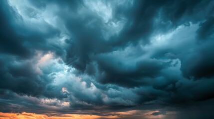 Obraz premium A dramatic sky filled with storm clouds, dark and foreboding