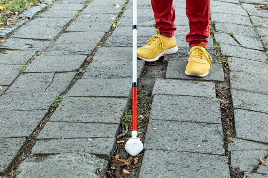 Kugel eines Langstocks in Gehweg-Spalte; Anzeige Stolperfalle oder Hindernis f&uuml;r blinde oder stark sehbehinderte Menschen