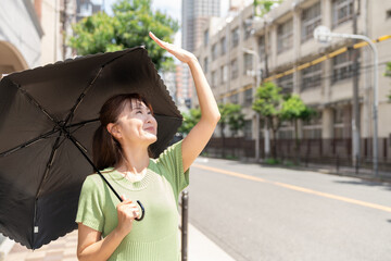 女性　まぶしい